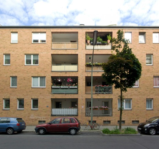 51: Wohnhaus • Dessauer Straße 38–40 • Myra Warhaftig • Block 2 • Zustand Juli 2012 • Foto: Gunnar Klack