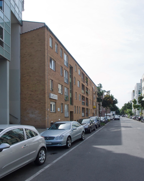 51: Wohnhaus • Dessauer Straße 38–40 • Myra Warhaftig • Block 2 • Zustand Juli 2012 • Foto: Gunnar Klack