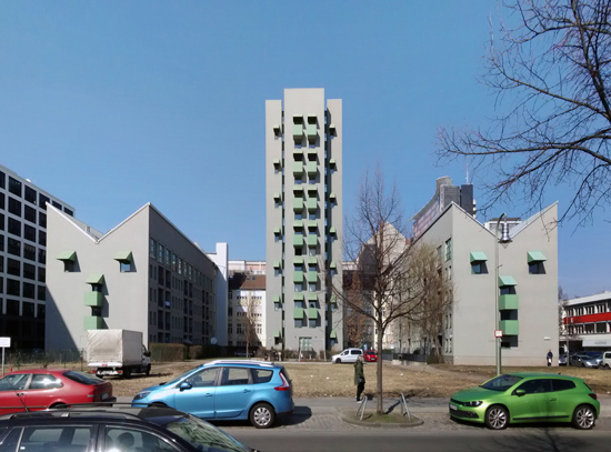 90: Wohnbebauung mit Atelierturm • Charlottenstraße 96–98 • John Hejduk mit Kontaktarchitekt Moritz Müller • Block 11 • Zustand März 2015 • Foto: Gunnar Klack